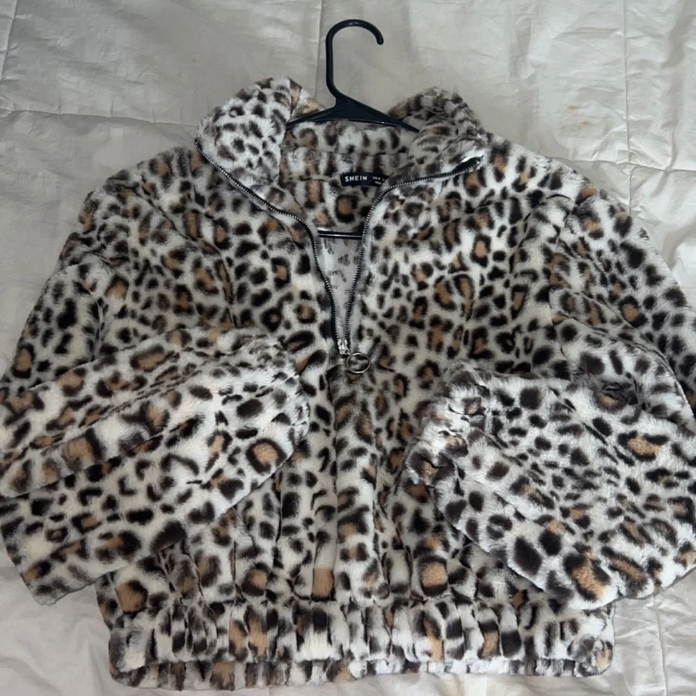 Fuzzy leopard pullover - Picture 3 of 4